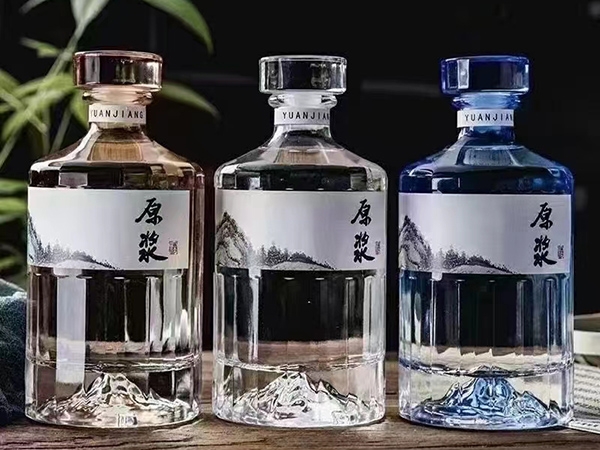 晶白酒瓶